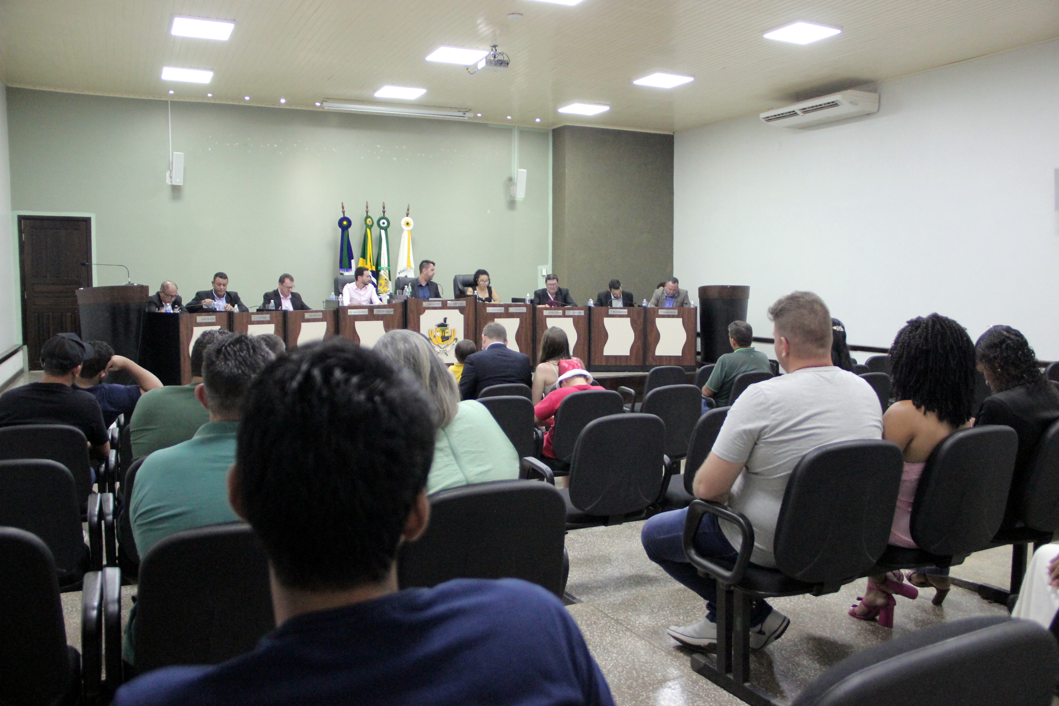 Penúltima sessão aprova projetos sobre famílias acolhedoras, segurança alimentar e reestruturação da saúde